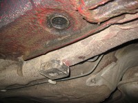 Hebebühnen- und Wagenheberaufnahme links hinten rostfrei