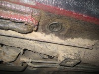 Hebebühnen- und Wagenheberaufnahme rechts hinten rostfrei