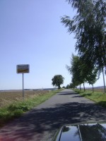ca. 700m am Feld entlang.<br />&gt; ACHTUNG Agrarverkehr und Radfahrer beachten! &lt;