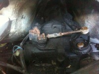 Bei ausgebautem LG sieht man wo die Servoflüssigkeit hingetropft hat: Von oben war nichts zu sehen (Lenkmanschette intakt und trocken)