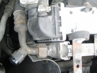 Der klima anschluss am kühler der zweite sitzt am Klimakompressor