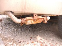 BILD4019.JPG (129.27 KiB) 5908 mal betrachtet Auspuff ohne Frontspoiler, und da ist das Problem beim 100er, beim 100er wäre das alles Sichtbar, also muss man den Auspuff irgendwie anderst montieren, evtl einmal um die Standheizung rum, und auf der Unteren Verstrebungsstange vom Kotflügel festmachen, da ist etwas Platz zwischen Schottwand und Standheizung