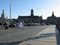 Zwischenzeitlicher Höhepunkt der Ausfahrt war die dreiste Blockade auf der Augustusbrücke nur um ein paar Fotos zu machen! :P<br />Die meisten Touris fandens aber toll und das Brautpaar hat sich direkt dazwischen geworfen :-D<br />EINFACH KLASSE!