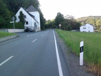 Dieser Straße (L3049) weiterhin folgen