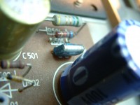 Abgeplatzte Vergussmasse an Folienkondensator