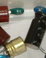 Elko mit herausgerutschen Pfropfen und verfärbter und gerissener Tantal