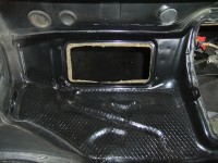 Die Schweisspunkte der Batteriehalter wurden ausgebohrt und die Bitumenmatte mit dem Heisluftföhn entfernt. Mit Schablonen aus Pappe, die ich an meinem Klima-Schlachter angepasst hab, wusste ich dann schonmal wo geschnitten werden muss.