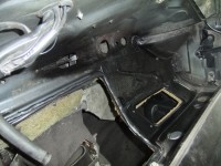 Auch das Loch mittig für den dicken Klimaschlauch musste natürlich millimetergenau aus der Karosserie getrennt werden, wobei es da auch noch die Schwierigkeit gibt, das Lenkgetriebe samt Tülle nicht zu beschädigen. Beides habe ich hoch konzentriert mit der Flex geschnitten... Im Wasserkasten in der Hocke, die Flex gefährlich nah an meinen Füssen. Ich hab mit der 1mm dicken FlexScheibe Millimeter für Millimeter an den Rundungen gefräst, so dass ich nur noch ganz wenig mit der Feile nacharbeiten musste. Danach wurde selbstverständlich alles gesäubert, angeschliffen und anschliessend folgte ein Lackaufbau. Ich habs mir danach nicht nehmen lassen, eine neue Bitumenmatte, exakt in der Form der originalen bei Klimaautos an dieser Stelle anzufertigen und mit dem Heisluftfön an die Form des Blechs anzupassen. Anschliessend wurde nochmal lackiert.