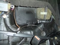 Kompletter Batteriekabelstrang vom Klima 44er wurde übernommen, originalgetreu verlegt, das Halteblech für die Batterie wurde beim Schlachter sauber ausgebohrt und beim Umbauprojekt eingeschweisst, anschliessend alles gesäubert und lackiert. Man beachte die vom Schlachter nachgerüstste Tülle für die Batterieentlüftung. Die Einschweissmutter für die Masse ist allerdings schon vorhanden.