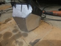 An allen vier unteren Ecken befinden sich Wasserabläufe, besser welche haben als irgendwann mal welche brauchen.