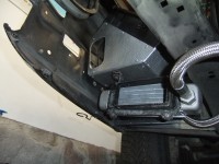 Ja, der hängt beim original genau so schief... Beachtet bitte die neuen Leitungen vom Ölkühler. Alle Rohre die zu diesen Leitungen gehören musste ich kurz vor den Schlauch Verbindungsstücken abflexen und die Adapter Vom Hydraulikmenschen draufschweissen, dass er seine neuen Flexleitungen aufgepresst bekommt. Sieht man auf dem Foto leider nicht so gut.