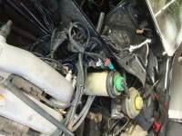 Mein Halter wurde an den Bolzen des Servobehälters mitverschraubt, Weil dieser rund ist und hinten sehr schmal ergibt sich ein sehr schöner Kabelkanal. Funktional ist es ebenfalls erste Sahne, die Winkel und Abstände von Stecker zu Stecker wurden vom Original abgeguckt, weswegen sich jetzt jeder Stecker bequem abziehen lässt. Leider sieht man im eingebautem Zustand nicht mehr allzu viel vom Halter...