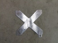 OK, schon besser... Ein 3mm starkes Stahlkreuz mit num Loch unten an einem Schnipsel.