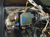 So sieht es fertig montiert aus, Die Verschraubung der Lenksäule schert sich nen Dreck darum, ob da noch eine stabile 3mm Stahlplatte dazwischen ist... Jedenfalls ist dies die einzige Möglichkeit das Steuergerät im 44er zu montieren. Lösungsvorschläge wie es einfach in die Ablage unters Lenkrad legen usw... naja ich wollte alles bis ins letzte Detail perfekt haben.