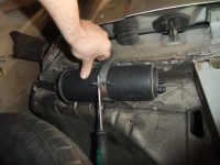 Jetzt lässt sich die Schraube bequem vom Radhaus aus bedienen, falls ihr euch gerade denkt: &quot;Warum dreht er das ding nicht einfach einmal rum...&quot;<br />Nunja dann hätte ich die zwei schnippsel zwar an der gleichen Stelle gehabt, ABER hätte vom Koti her Richtung Radhaus schrauben müssen ;-)<br />Denn in dem einen schnippsel ist sowas wie eine Blechmutter im anderen schlicht ein Loch. Deshalb der ganze Aufwand. Doch schluss jetzt!