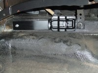 Hier montiert. Man sieht gut den oberen Befestigungspunkt, der ebenfalls vom Koti benutzt wird, und unten ein unbenutztes Gewinde, normalerweise abgedeckt mit einem Stopfen. Ich mutmasse, das jeder 44er ab dem erscheinen des 220Vs dieses Gewinde hat. Allerdings wird es nur beim 220V benutzt, dort wird bei ihm nämlich sein eigenwillig geformter Aktivkohlebehälter festgeschraubt. Alle anderen haben wie gesagt einen Kunststoffstopfen als Schutz drauf. AAAAAAAAber mit Ausnahme der 44er VOR der 220V Ära. Mein VFL hat ihn z.B. nicht