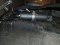 Hier mit dem Behälter, man beachte wie der Halter geformt ist, vollständig an dem Verauf der A-Säule angepasst, so dass er komplett plan aufliegt.<br />Löcher sind mittig angeordnet, Blechhalter versetzt und schräg gestellt, so dass der Behälter unten so weit am Blech wie nur möglich anliegt und seitlich nicht am Blech scheuern kann. Jedenfalls kommt man noch bequem an die Plastikmuttern der Schutzleiste auf dem Koti. Ebenso gibt es massig Platz zur Radhausschale. Benzinfeste Schläuche hab ich schon als Meterware hier liegen und werde sie über der Radhausschale, eben wie original beim 220V, führen