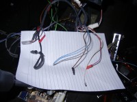 Der Kabelbaum mit Strom, die Ascherbeleuchtung wurde scheinbar vom Vorbesitzer einfach abgeklemmt oder abgerissen!