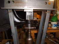 Selbstgebautes Presswerkzeug . Es wird mit einem 2to. Stempelwagenheber betrieben . Prototyp .