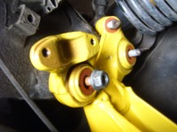 Hier habe ich das Spiel des Querträgers mit 14er Fischer Dübel ausgeglichen .