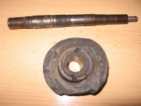 Die beiden Teile waren mal zusammengehörig.<br />Taumelscheibe auf Welle aufgeschrumpft.