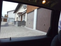 Blick zurück über den Kindersitz, diese Scheibe ist auch Foliert.