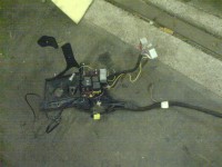 Der Batteriehalter mit Elektronik, leicht anders als beim 4C V8