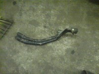 Das mysteriöse Zwischenrohr zwischen Brennerverschlauchung und der Rückschlaventilverschlauchung. Dieses Geht unter dem ABS-Halter durch und ist an selbigem verschraubt. Wo die zweite schraube hingehört... ??