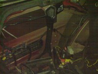 Der Batteriehalter im Kofferraum. Die Obere Schraube gehört dahin, wo hier mal jemand das Steuergerät von der AHK befestigt hat.