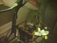 Batteriehalter und Elektronik, man erkenn die Anschlüsse für das STeuergerät für die Standheizung (die weißen rechts vorne)