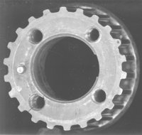 Gerissenes Zahnriemenrad (Kurbelwelle), Riss bei 7 Uhr am Schraubloch