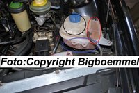 In dem rot und blau eingekreisten Bereich kommt man mit einer Zahnbürste nicht rann