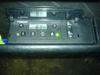 Nicht gestellte Uhr bei laufendem Brenner; Im Normalbetrieb zeigt die Uhr nichts an, wahrscheinlich um Strom zu sparen.