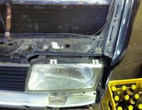 Der Scheinwerfer ist wohl nicht mehr zu gebrauchen, fast alle Halterungen sind abgebrochen.