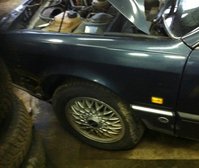 Der Kotflügel wurde scheinbar getauscht. Rechts ist kein Blinker.