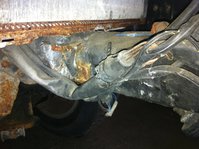 Der Träger hat einen ordentlichen Knick vor dem Motorlager.