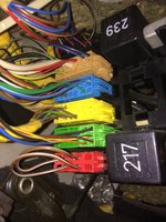 Steckverbinder neben dem Relaisträger im Fahrerfussram