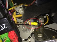 Stecker für ATA-Fühler im Fahrerfussraum