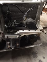 Man sieht, dass es recht knapp zugeht, da die SH fast am Verstärkungsblech links ansteht. Da sind keine 4mm Platz dazwischen. Das ist schlichtweg dem geschuldet, dass ich sonst beim Vorwiderstand Probleme mit den Anschlüssen bekommen hätte. Ich hab den Halter dann noch etwas gebogen, sodass die SH etwas schräg drin sitzt und unten am Vorwiderstand genügend Platz lässt, oben aber auch nicht am Verstärkungsblech ansteht.