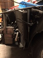 Die Benzinleitungen laufen hinten um den Kühler herum, am Radhaus in Richtung Spritzwand und von dort auf die rechte Seite zum Benzinfilter