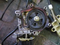 IMG_9146_klein.jpg (420.2 KiB) 4124 mal betrachtet Das Getriebe mit zu weit herausgezogener Welle (ich konnte sie nicht mehr reinschieben, deswegen musste ich überhaupt das Getriebe öffnen). Man beachte die zerbröselte Dichtung. Ich habe mir aus Dichtpapier eine neue Dichtung geschnitten (ATU um die Ecke hatten noch Reste in der Werkstatt und haben mir einen Teil davon geschenkt!).