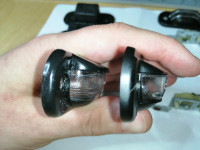 Links: 100er Kennzeichenleuchte Art.-Nr. 443943021A, Rechts: 200er Art.-Nr. 447943021