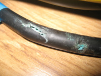 Schaden an Haupt-Plusleitung im Bereich Beifahrer-Fußraum