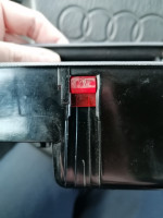 Hier müsste dann die neue Fassung samt Birne rein geschoben werden, oder?