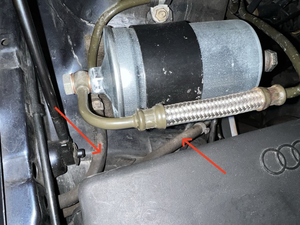 Audi 200 Schlauch bei Kraftstoff-Filter.jpg