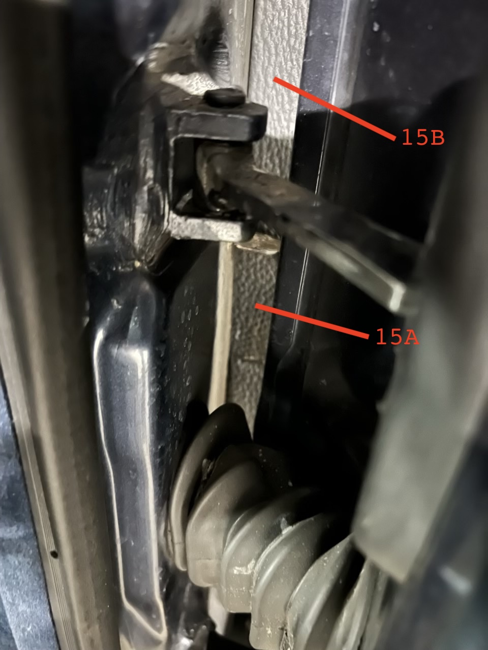 Audi 200 20V - Koftfluegel Beifahrerseite.jpg