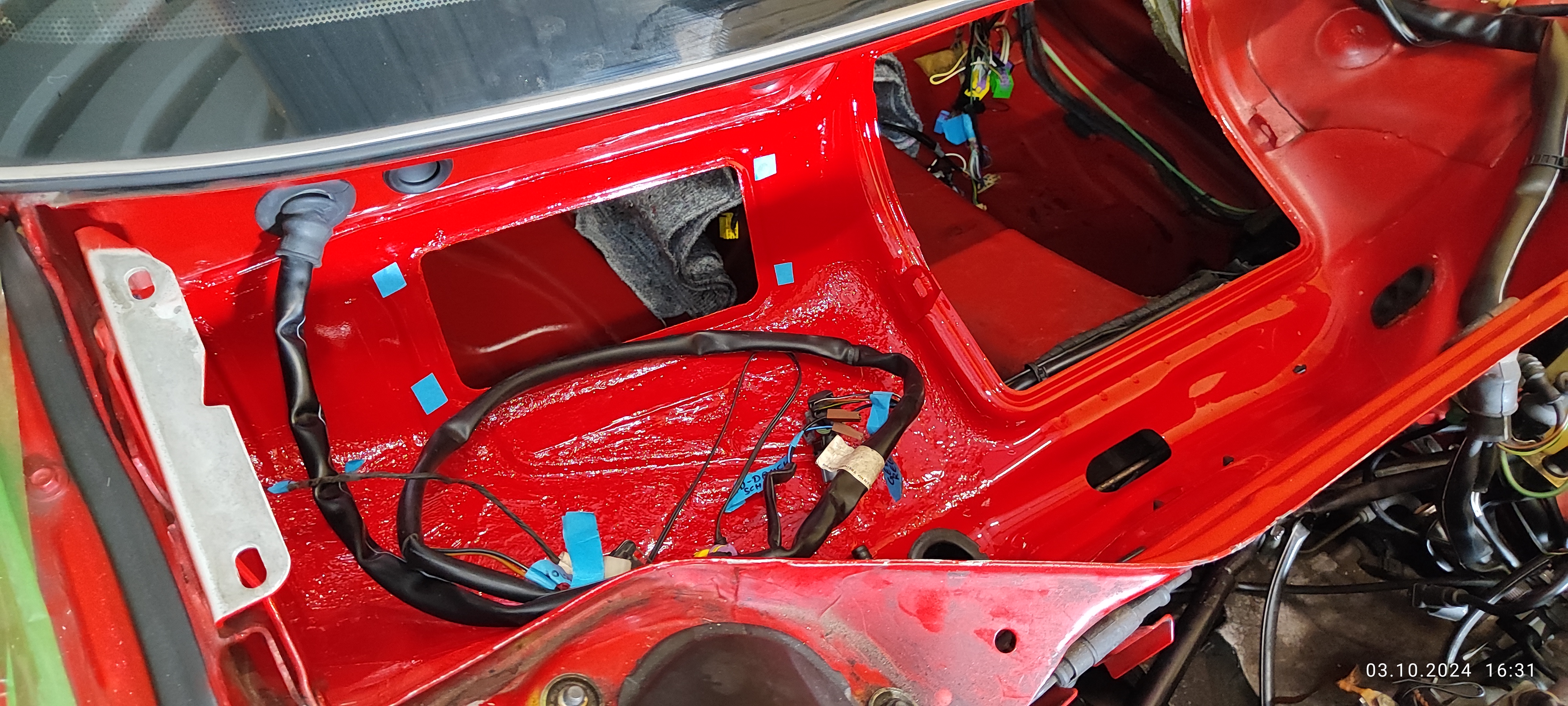 Klima-Leitungssatz verlegt, muss aber nochmal raus zur Ergänzung der Kabel für Japan-Klappensteuerung