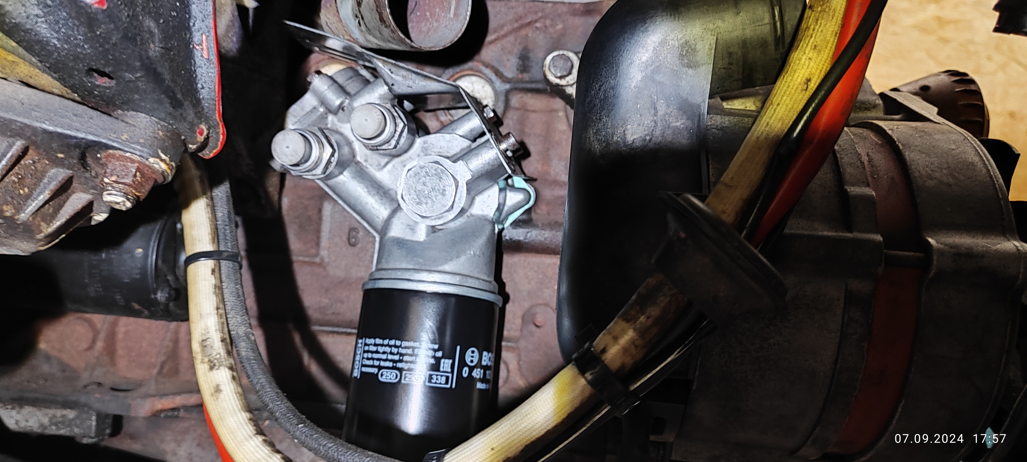 Endmontage MC-Ölfilterflansch (Verschluss Turboleitung fehlt noch)