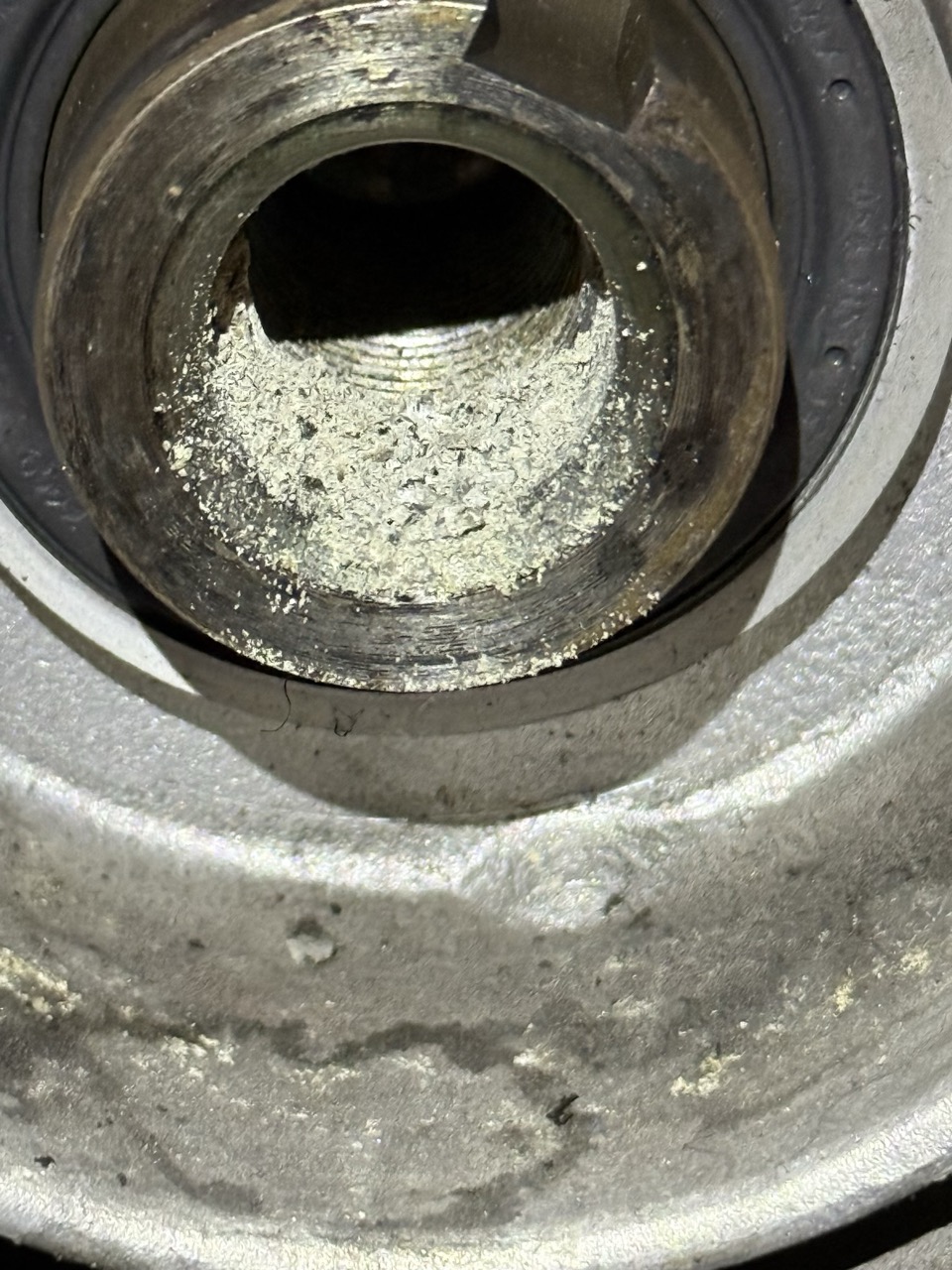 Audi 200 - Schwingungsdaempfer Schraube Loch Pulver.jpg