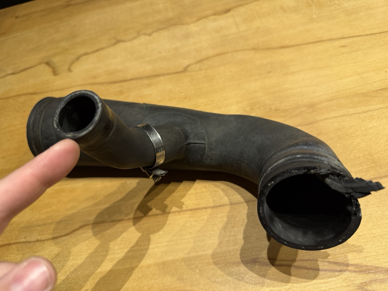 Audi 200 - Intercooler2turbo Schlauch vermurkst.jpg